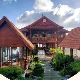Khu nhà gỗ kiến trúc Tây Nguyên giữa vườn cây